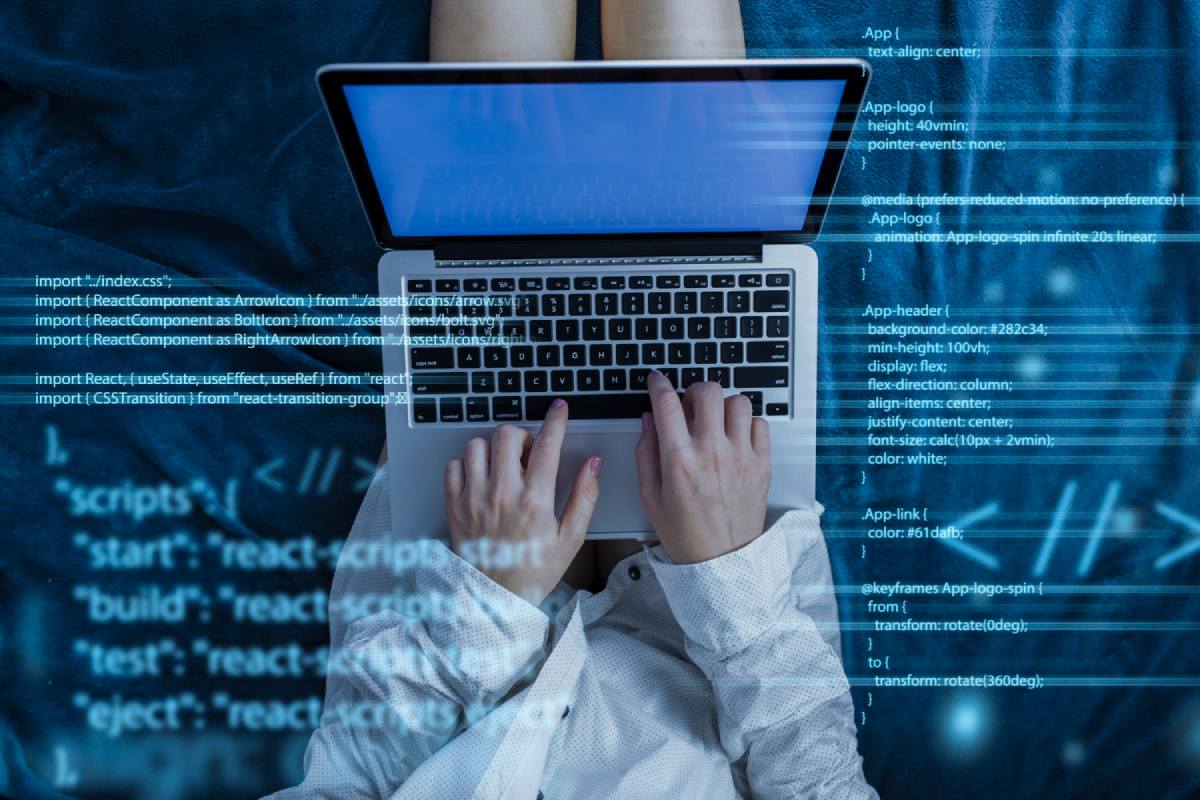 Dijital dönüşümün hızı, işletmelerin yazılım geliştirme yaklaşımlarını yeniden düşünmeye itiyor. Low-Code (Düşük Kod) ve No-Code (Kodsuk) platformları, bu yeni dönemin en popüler araçlarıdır.